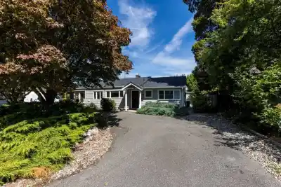 1140 PINEWOOD CRESCENT, North Vancouver BC V7P 1E8