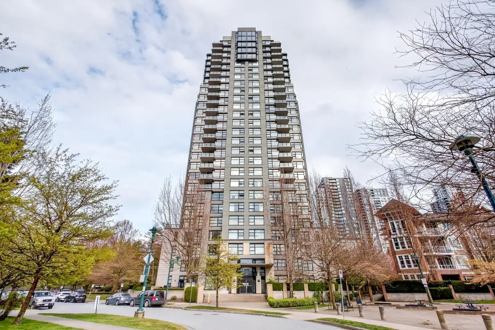2502 5380 OBEN STREET, Vancouver BC V5R 6H7