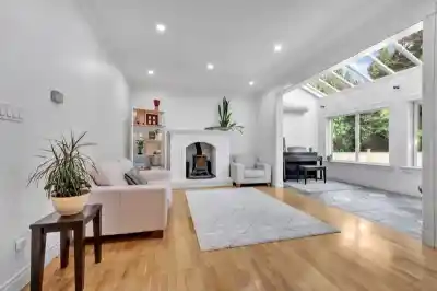 425 TEMPE CRESCENT, North Vancouver BC V7N 1E7