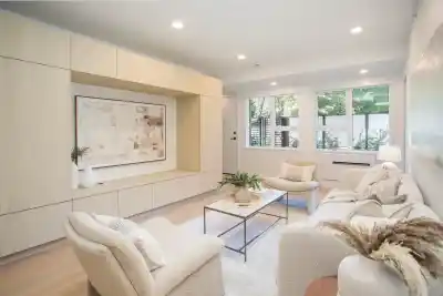 TH201 2471 ST. GEORGE STREET, Vancouver BC V5T 1W9