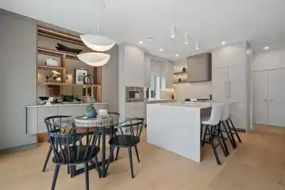 2 2211 WILLIAM STREET, Vancouver BC V5L 2S5